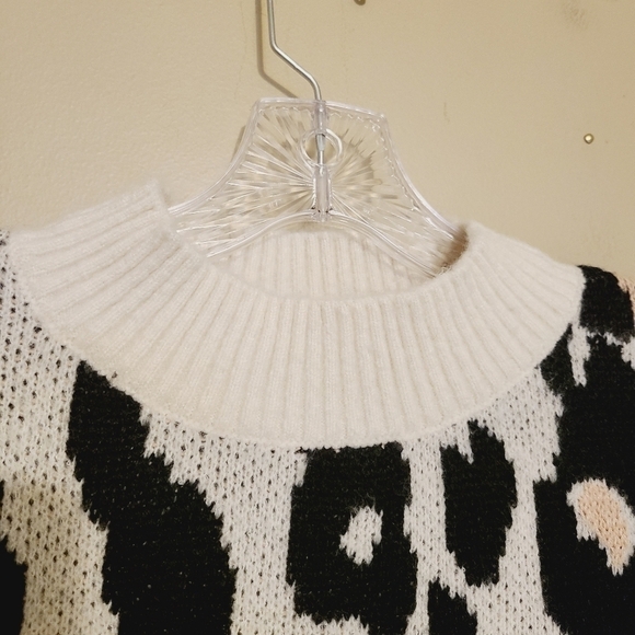 Cliché | Women's Mockneck Animal Print Cropped Sweater (Medium) - Picture 3 of 14